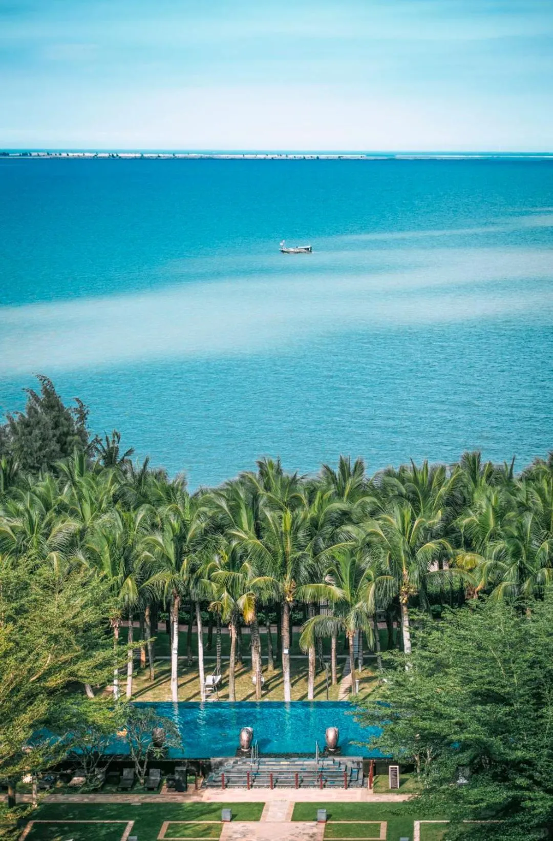 Swimming pool in Hilton Haikou Meilan