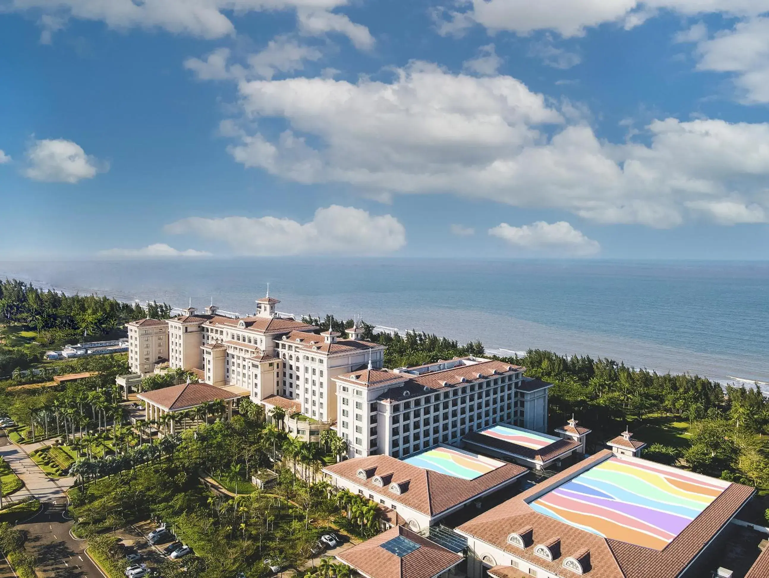 Property building in Hilton Haikou Meilan - Beachfront Hotel Property building in Hilton Haikou Meilan - Beachfront Hotel