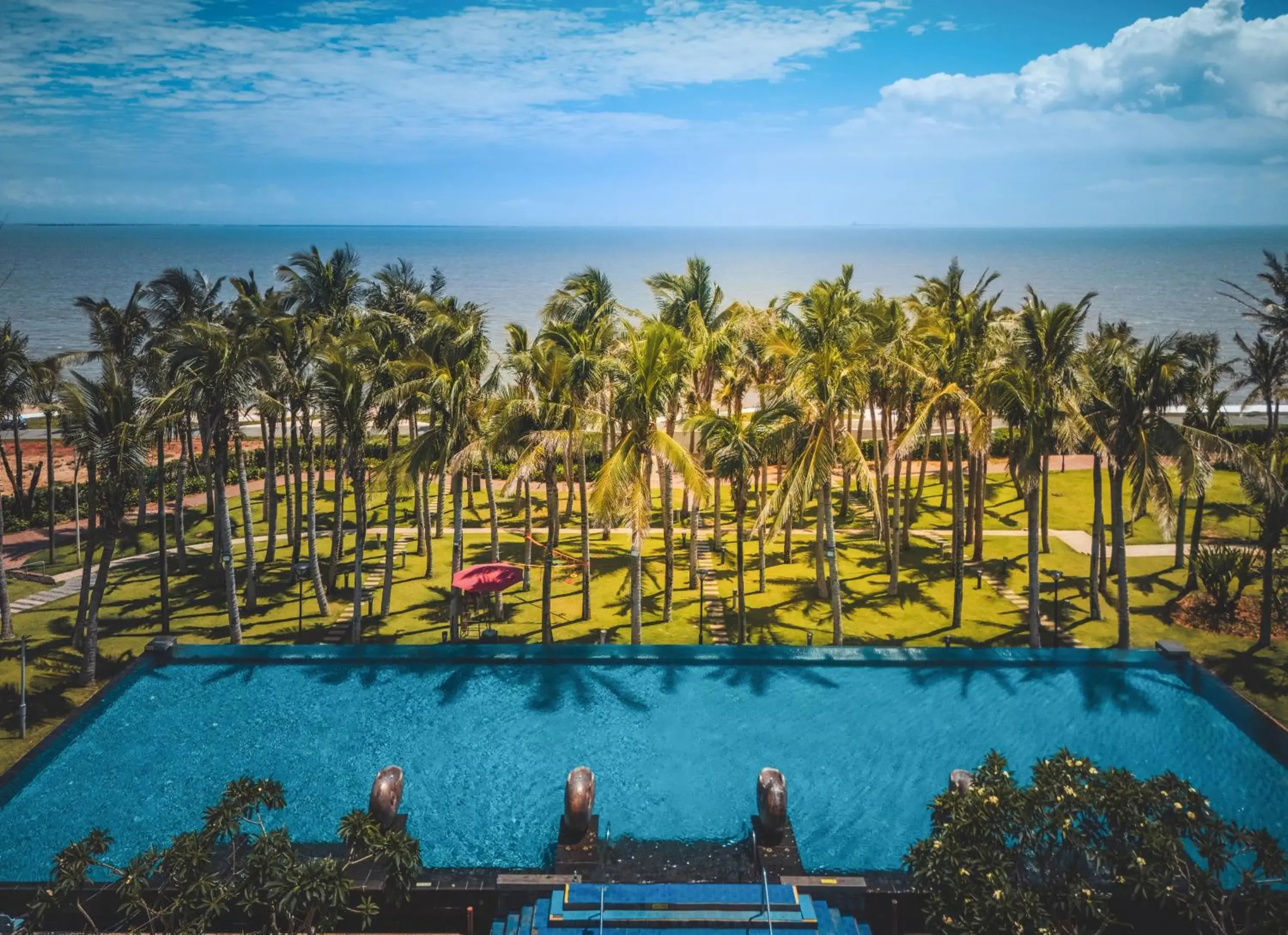 Swimming pool in Hilton Haikou Meilan Swimming pool in Hilton Haikou Meilan