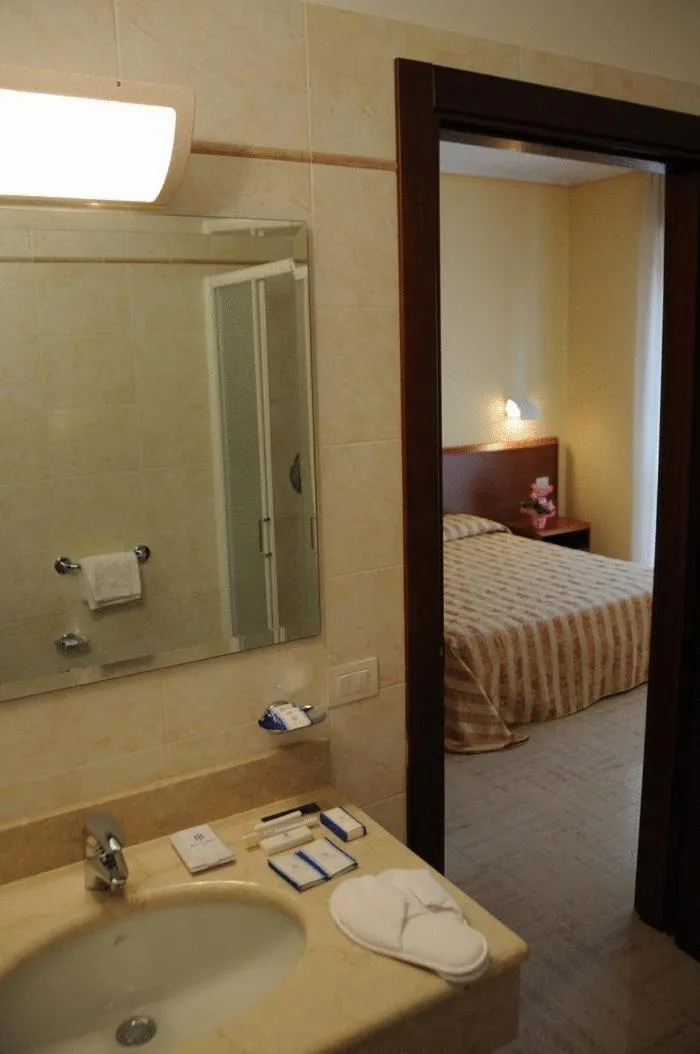 Bathroom, Bed in Hotel Industria