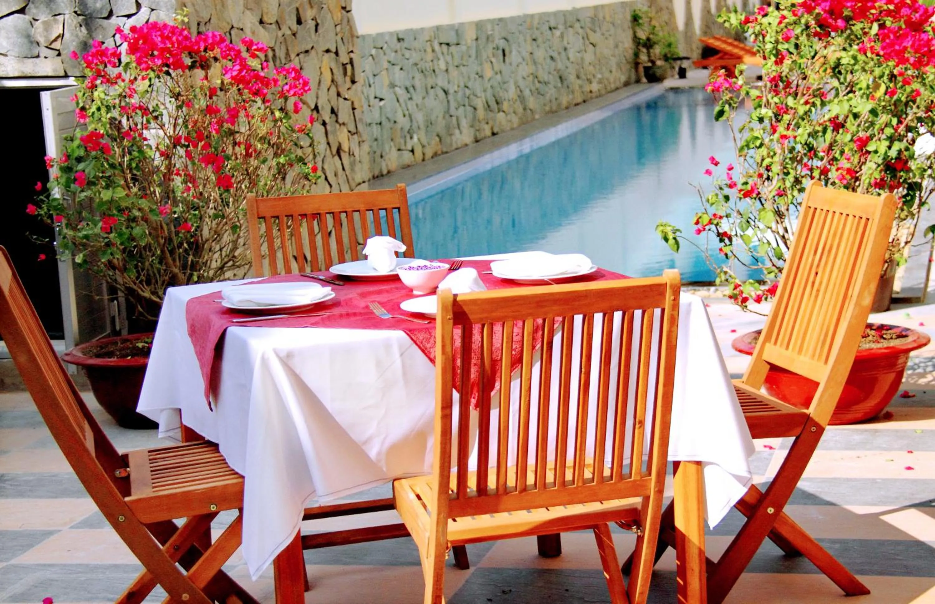 Restaurant/places to eat in Sun & Sands Beach Hotel