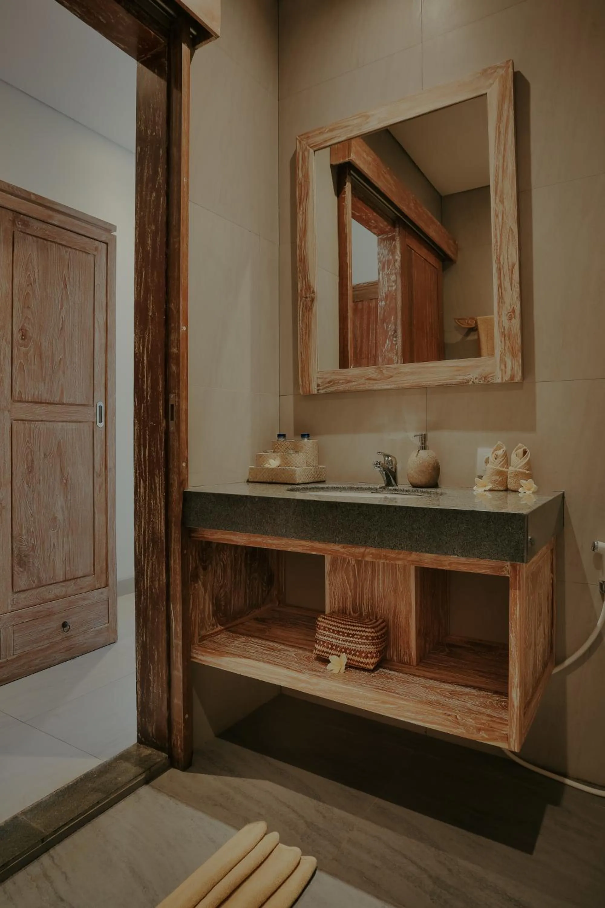 wardrobe in LASTANA SUITE UBUD