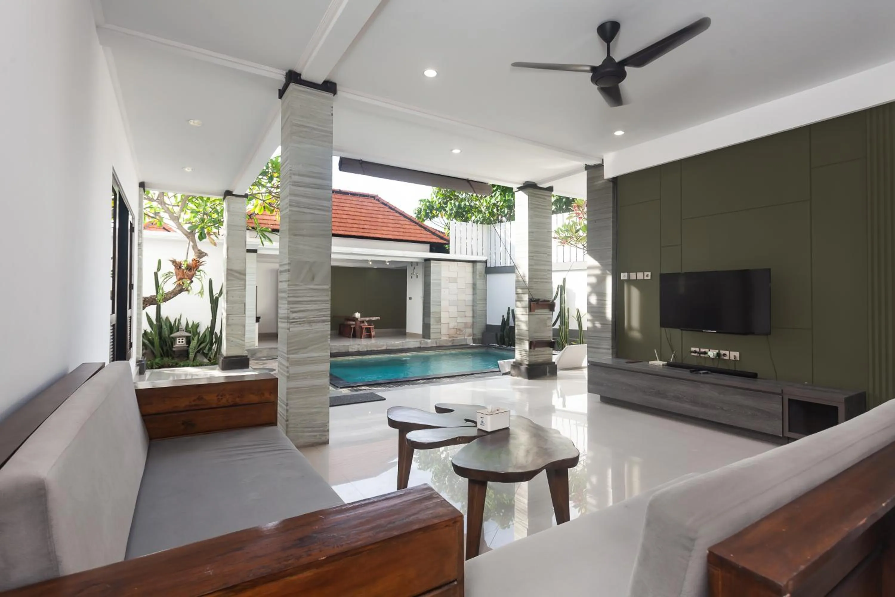 Communal lounge/ TV room in Maja Villa Batubelig by GenuineHost