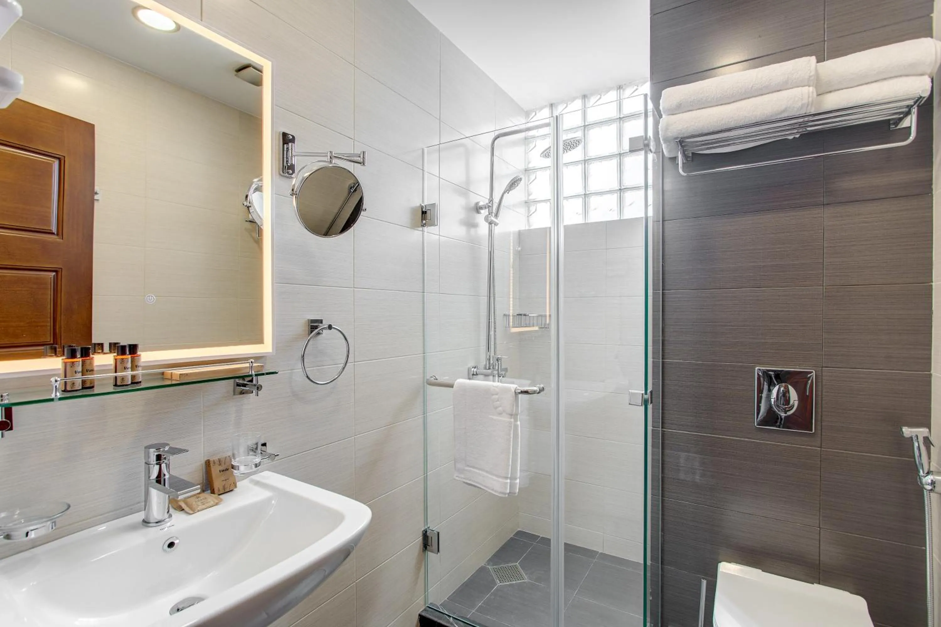 Toilet in Vinum Hotel