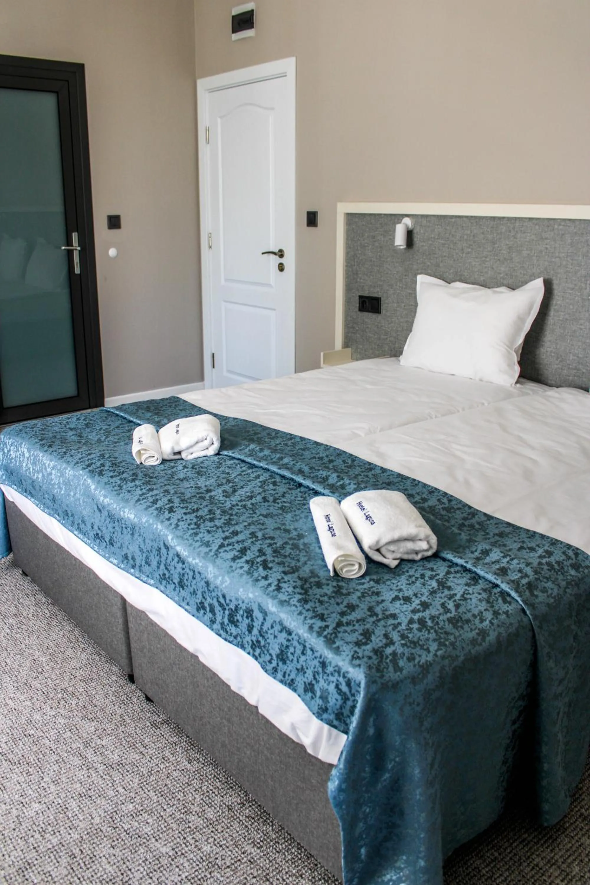 Photo of the whole room, Bed in Laguna Terrace