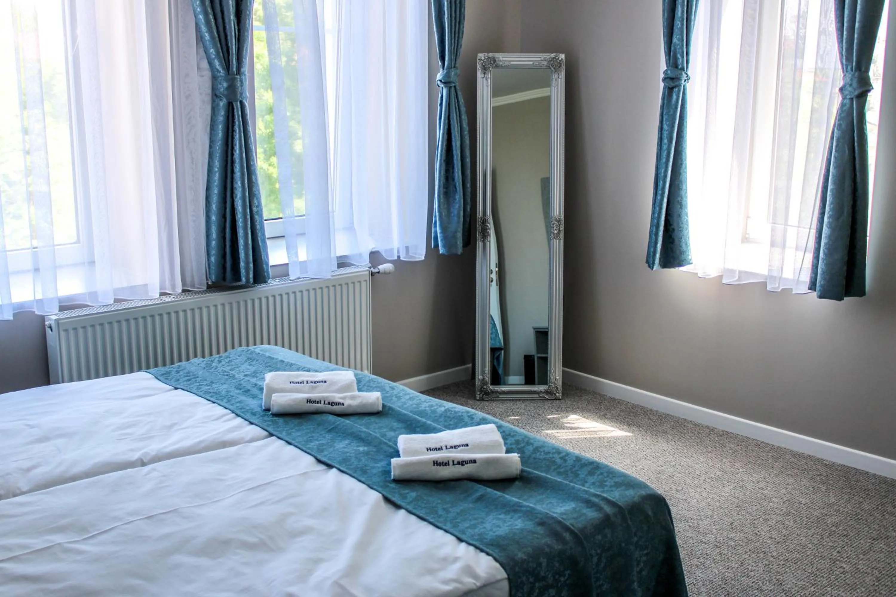Photo of the whole room, Bed in Laguna Terrace