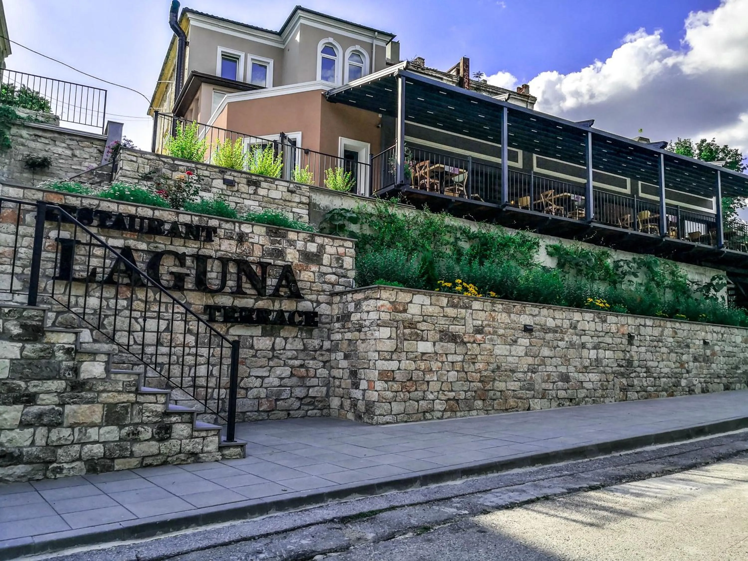 Restaurant/places to eat in Laguna Terrace