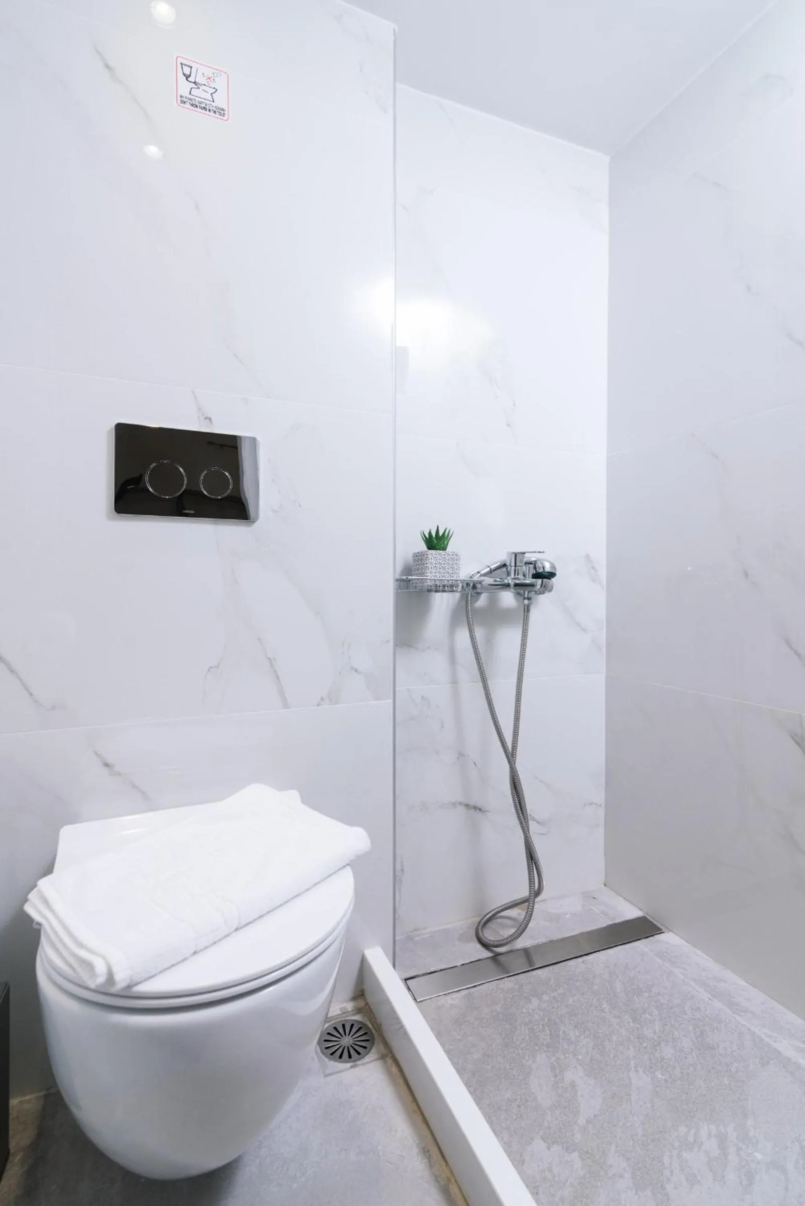 Toilet in Alcyone Studios and Apartments