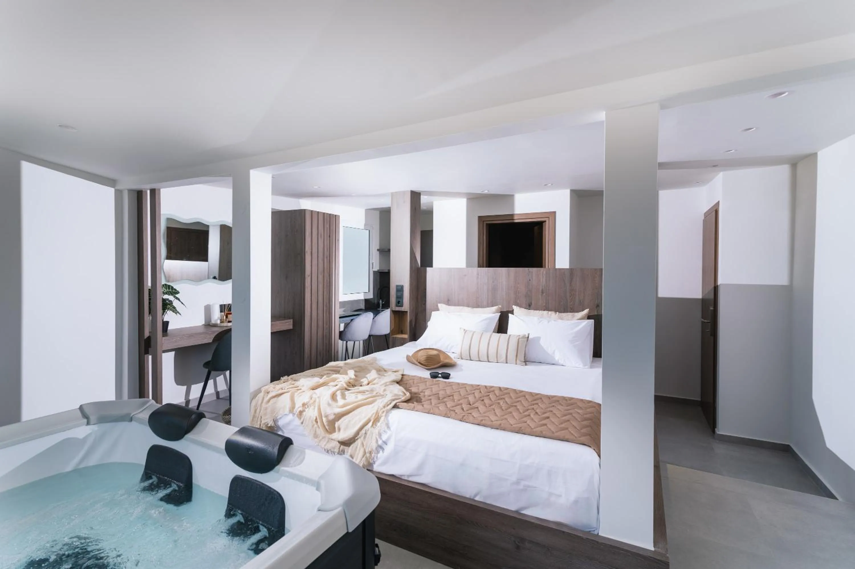 King Suite with Spa Bath in Alcyone Studios and Apartments