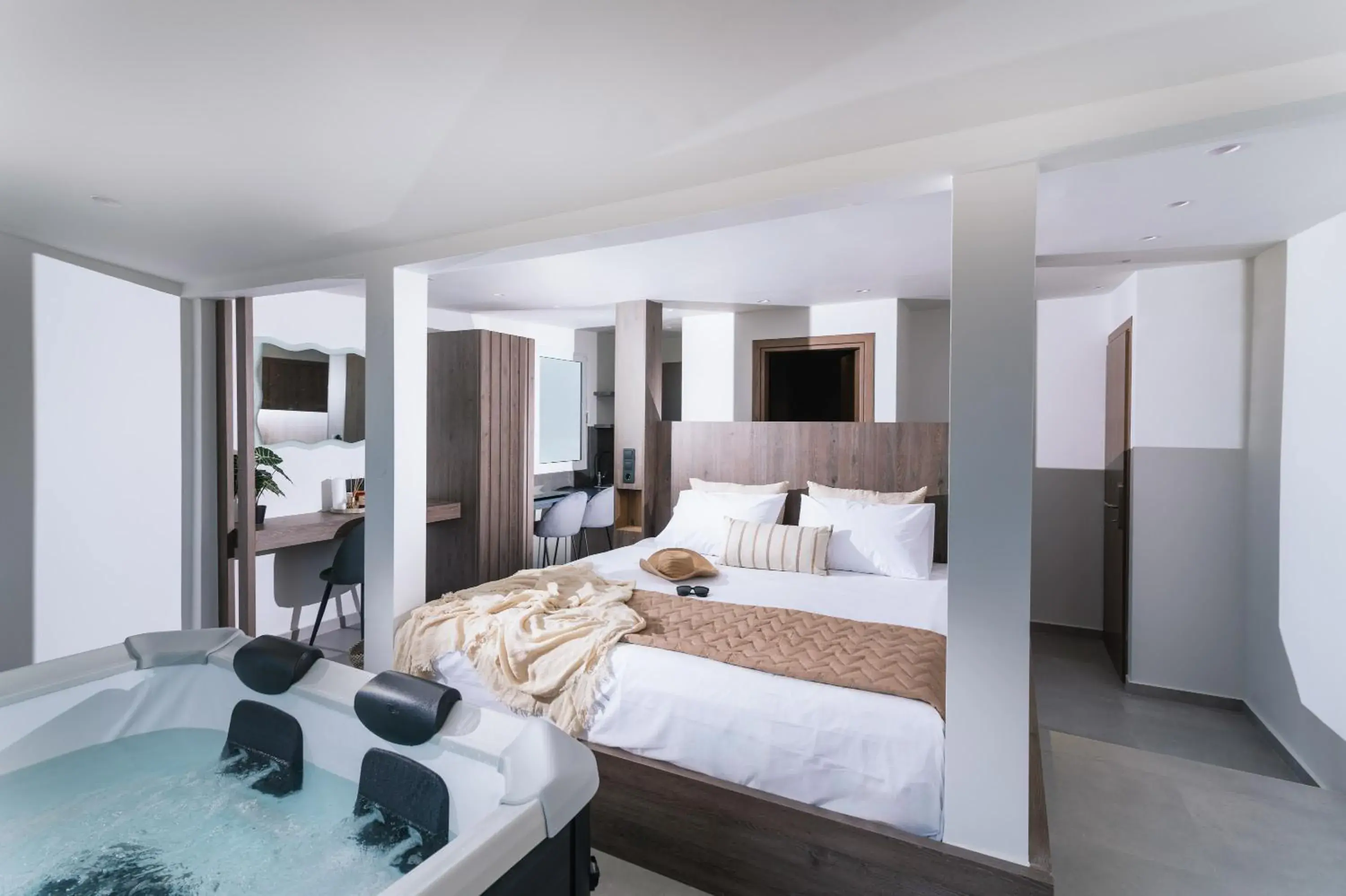King Suite with Spa Bath in Alcyone Studios and Apartments King Suite with Spa Bath in Alcyone Studios and Apartments