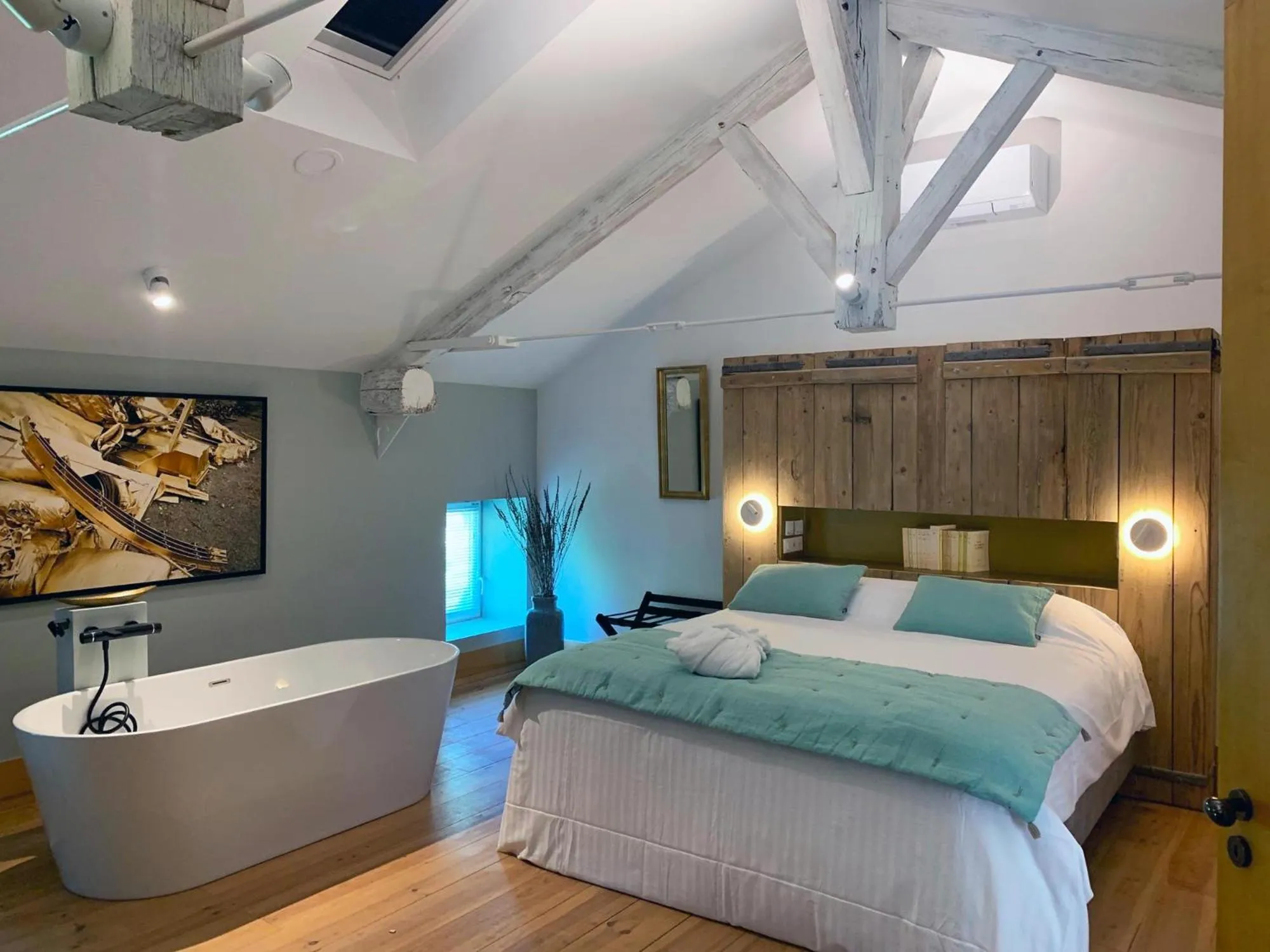 Photo of the whole room, Bed in Château Fleur D'Aya