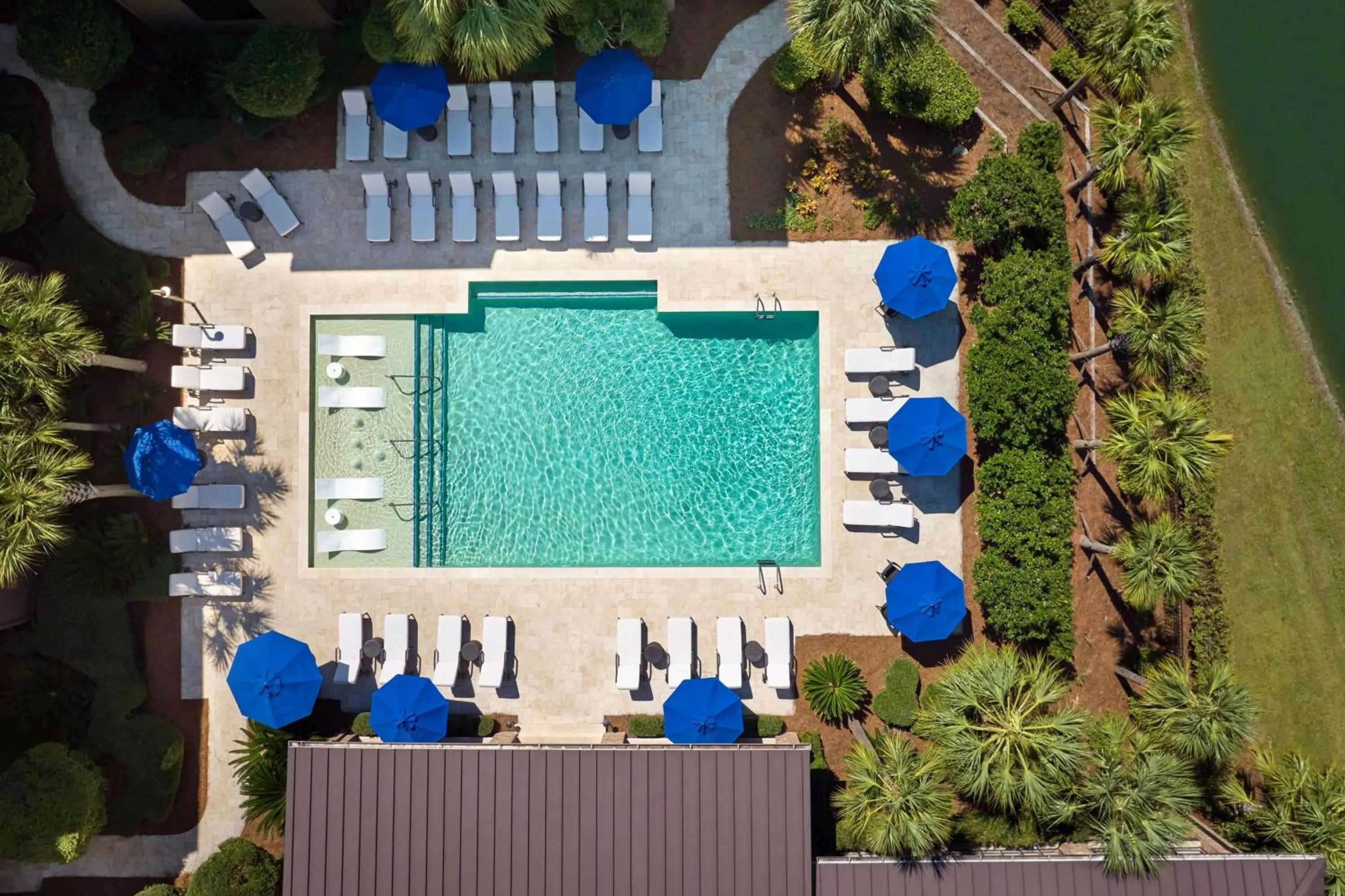 Swimming pool in Andell Inn