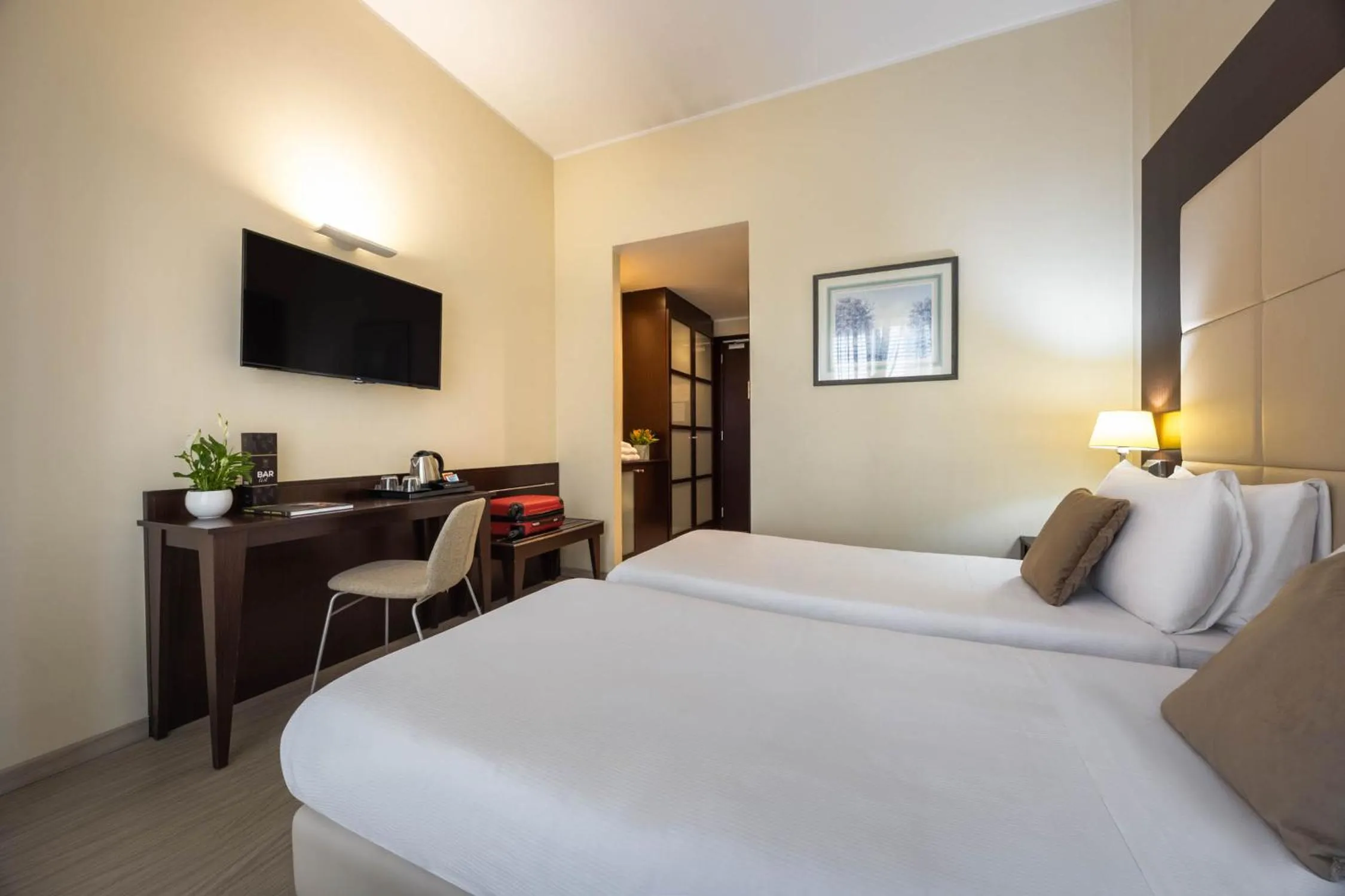 Communal lounge/ TV room, Bed in iH Hotels Milano Watt 13