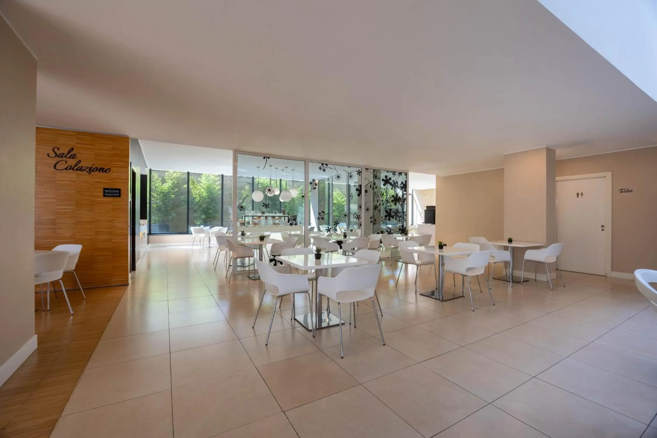 Breakfast in iH Hotels Milano Watt 13