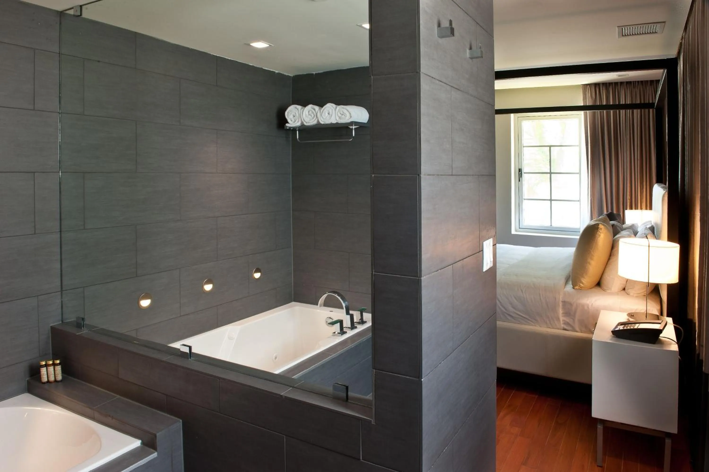 Bathroom, Bed in Leslie Hotel Ocean Drive