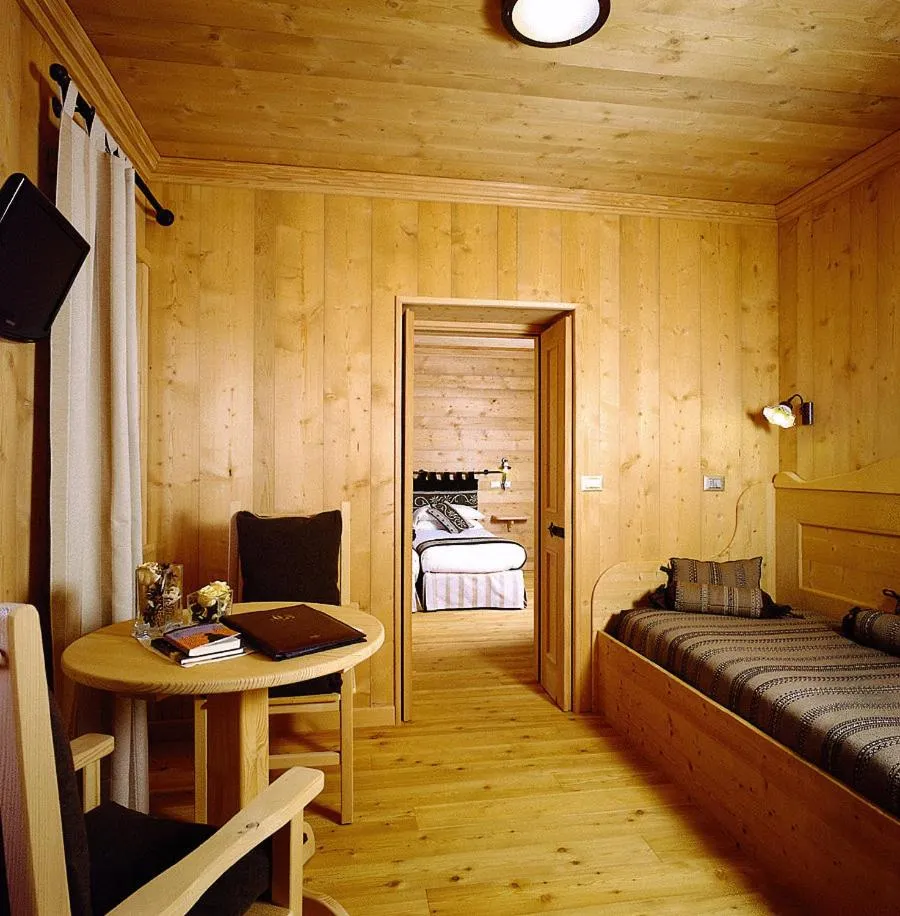 Decorative detail, Bed in Hotel Baita Dei Pini