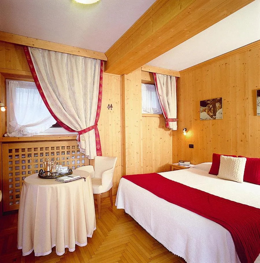 Bedroom, Bed in Hotel Baita Dei Pini