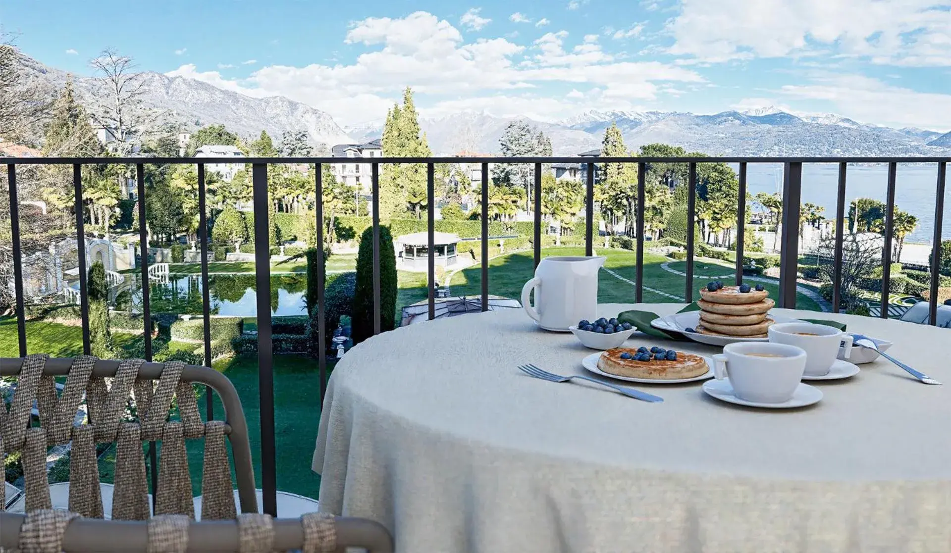 Classic Double or Twin Room - Pool or Lake Side Lateral view in Grand Hotel Bristol Classic Double or Twin Room - Pool or Lake Side Lateral view in Grand Hotel Bristol