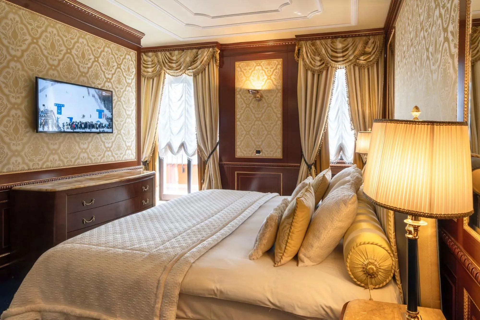 Bedroom, Bed in Grand Hotel Dino