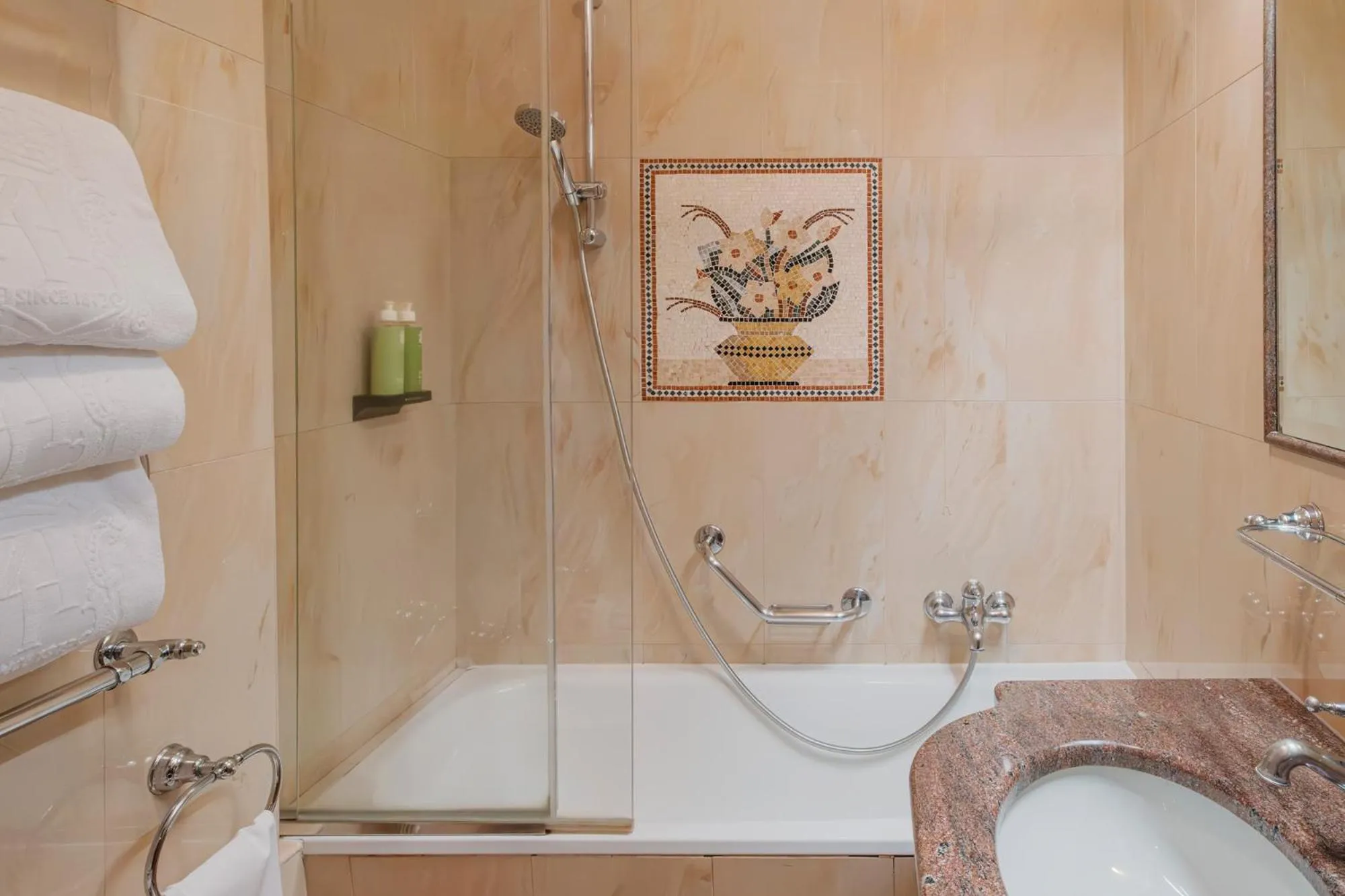 Bathroom in Grand Hotel Dino