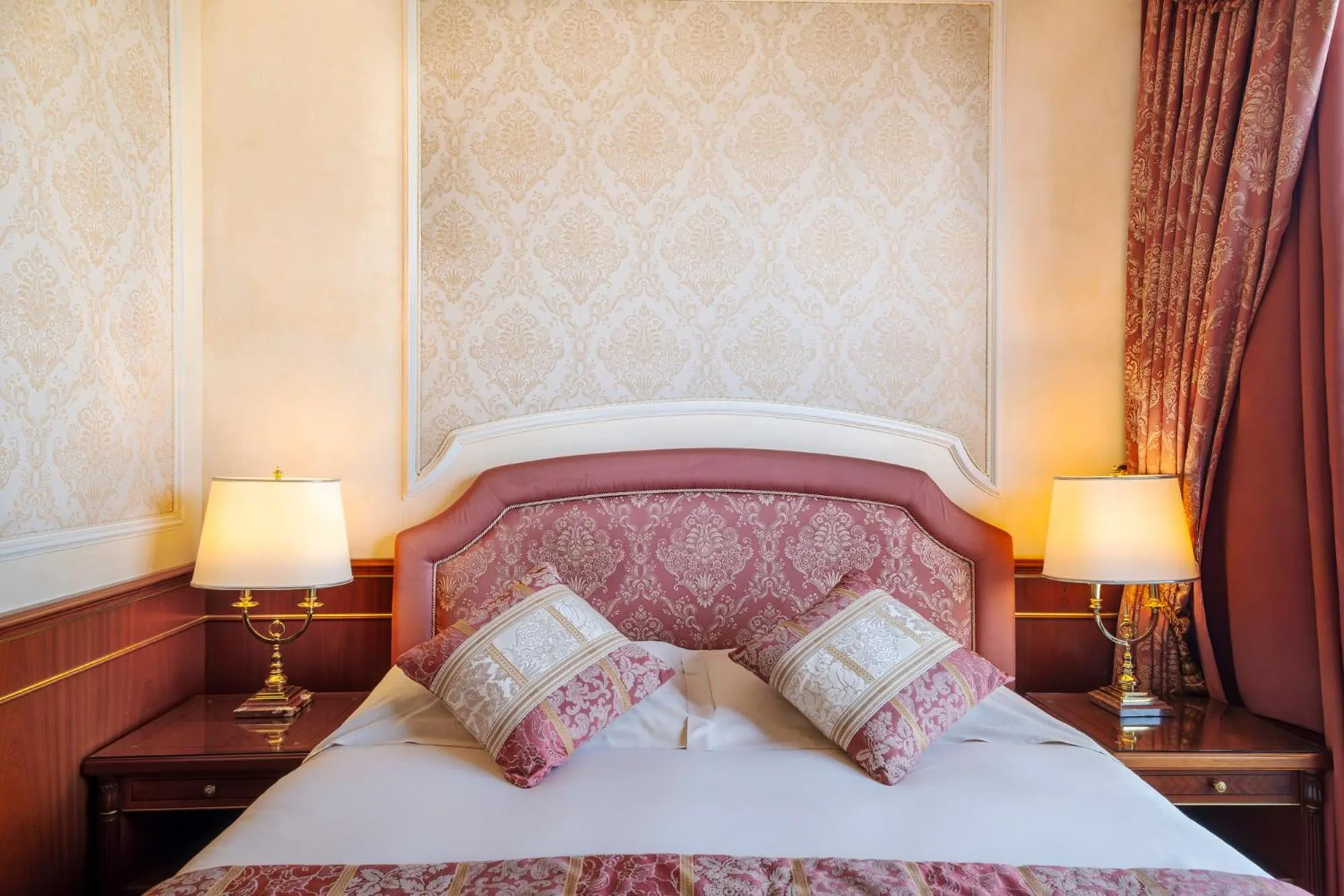 Bedroom, Bed in Grand Hotel Dino