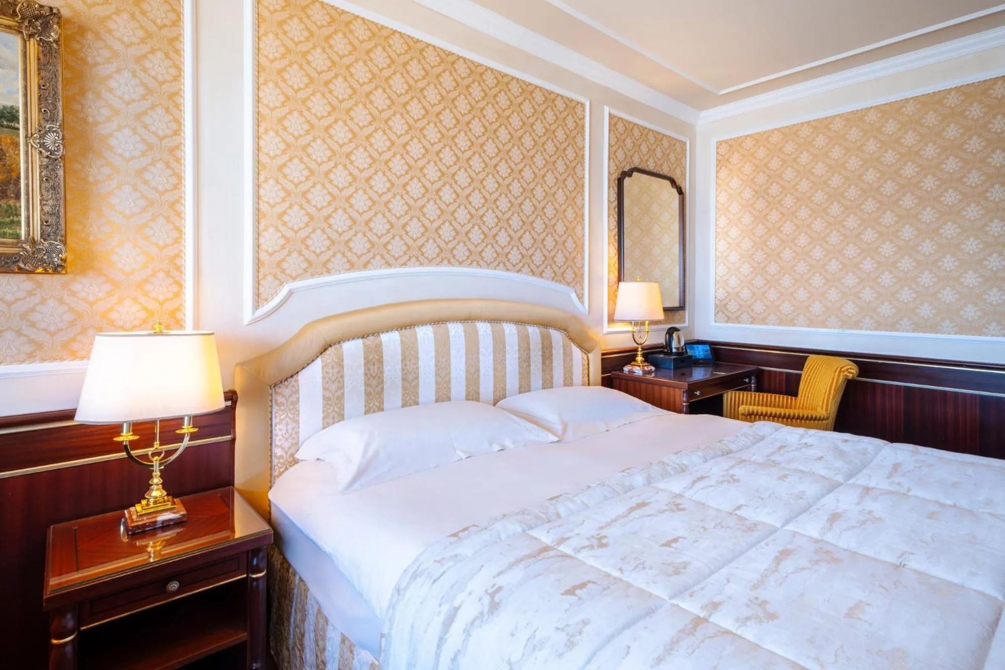 Bedroom, Bed in Grand Hotel Dino