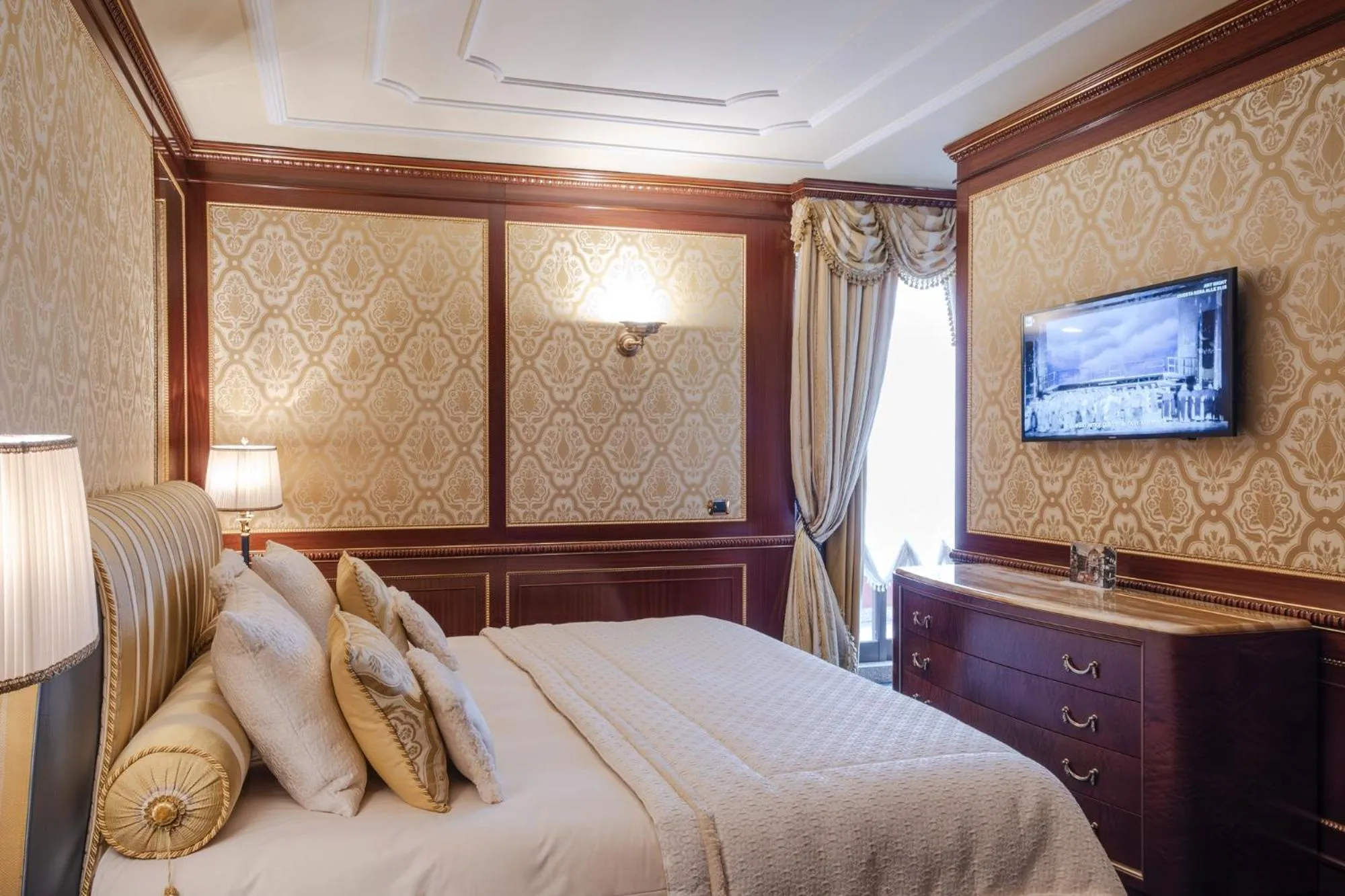 Bedroom, Bed in Grand Hotel Dino