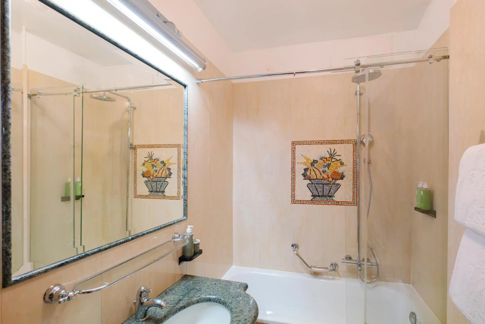 Bathroom in Grand Hotel Dino