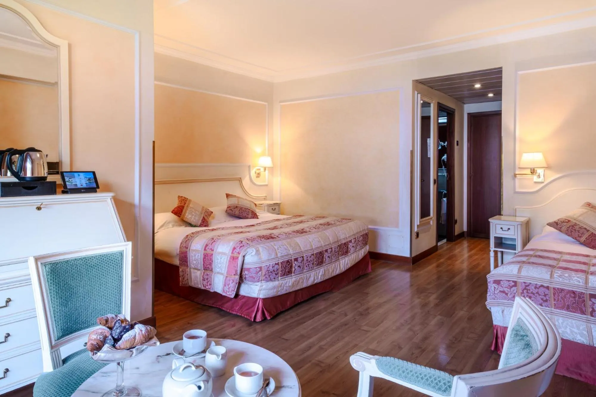 Bedroom, Bed in Grand Hotel Dino