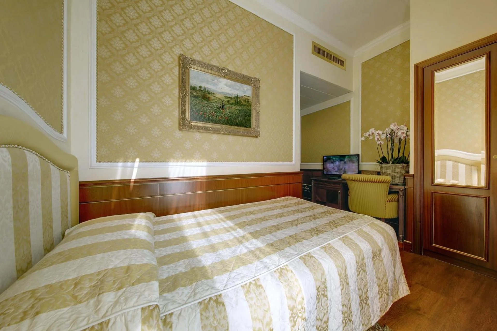 Bed in Hotel Simplon