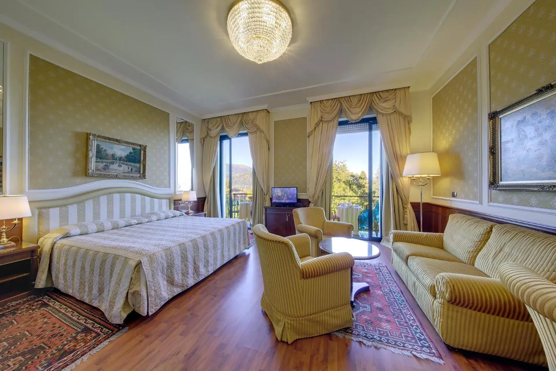 Junior Suite with Lake View in Hotel Simplon Junior Suite with Lake View in Hotel Simplon