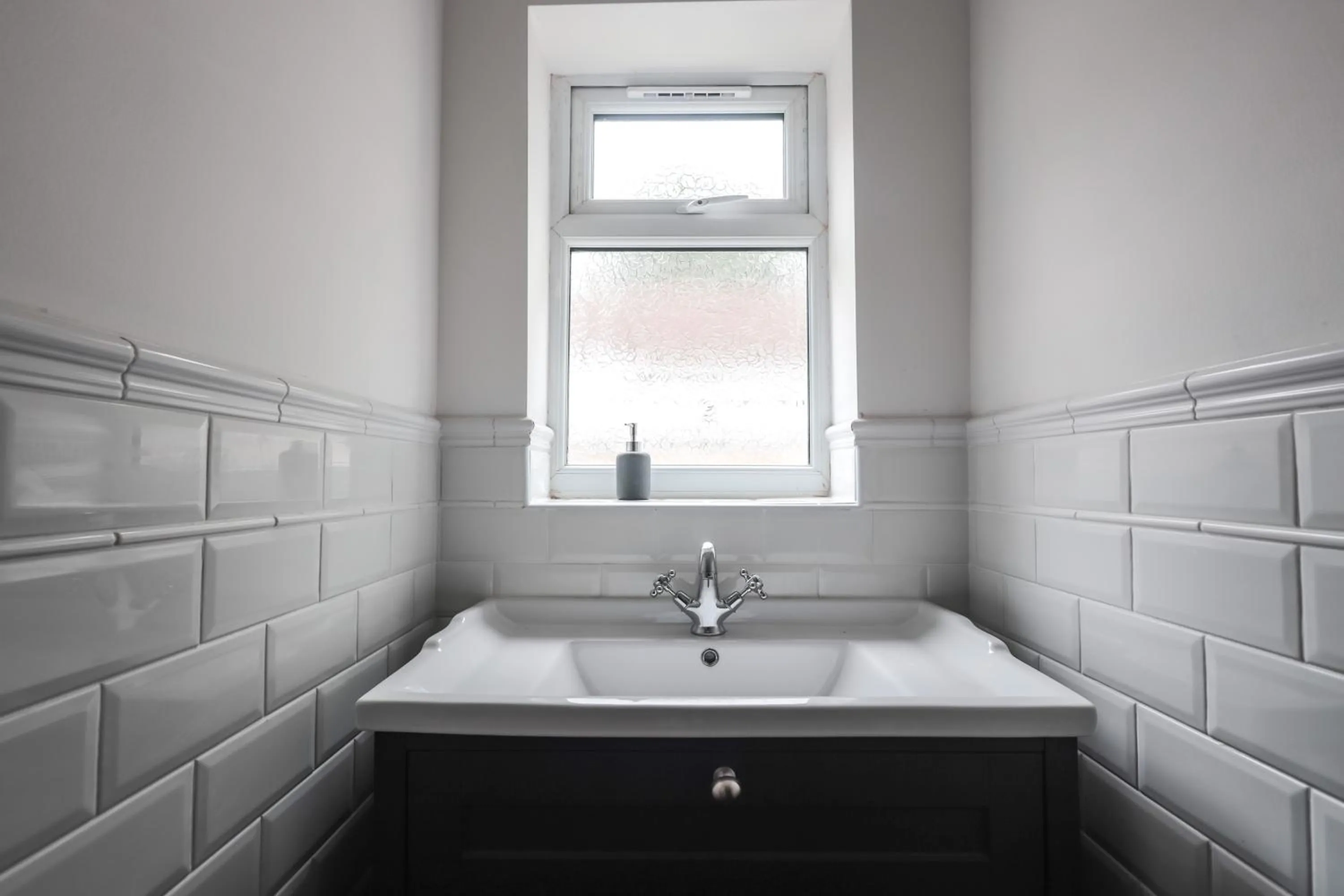Bathroom in Spacious 4 Bed House in Birmingham, Suitable for Contractors