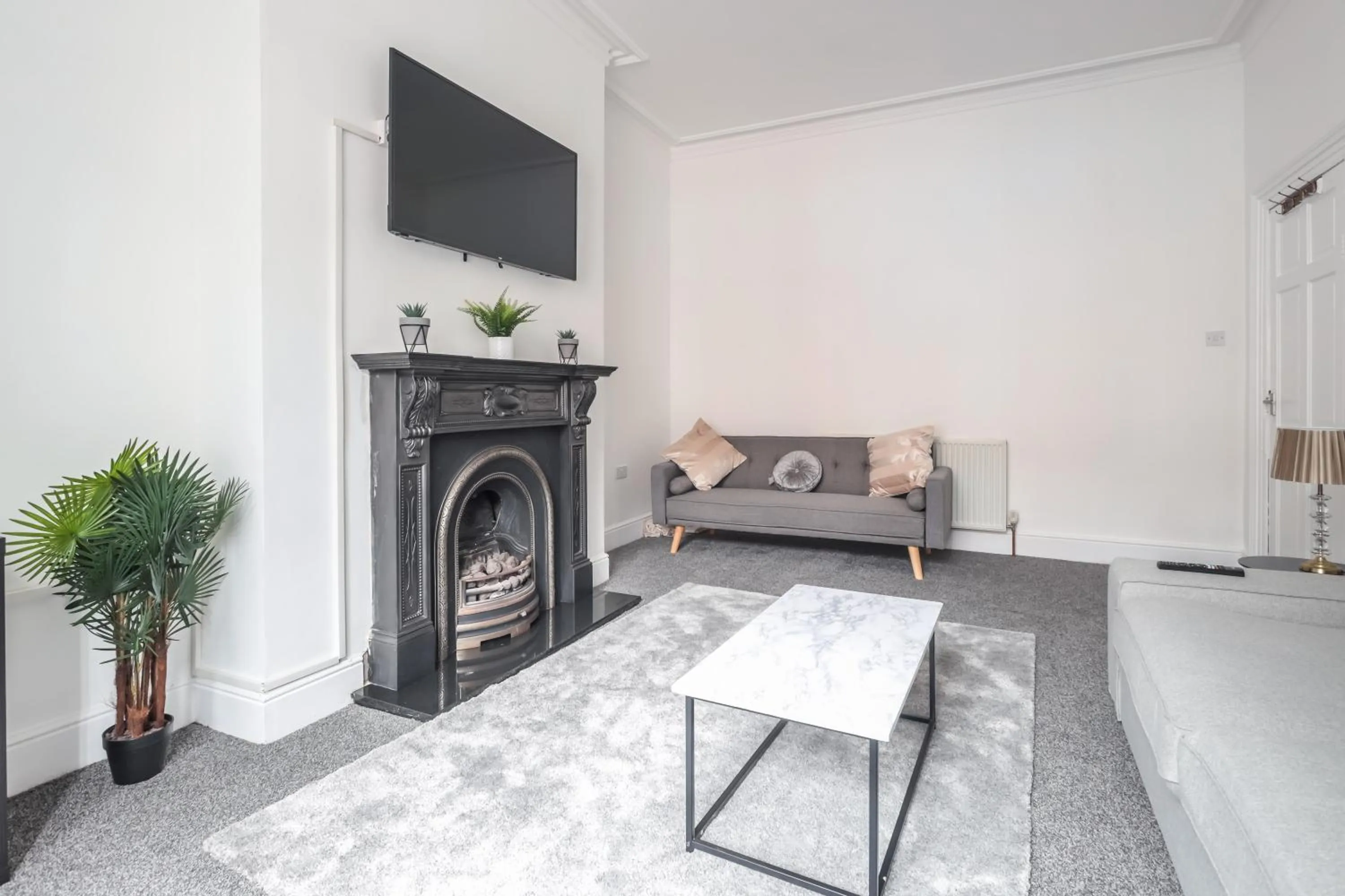 Living room in Spacious 4 Bed House in Birmingham, Suitable for Contractors