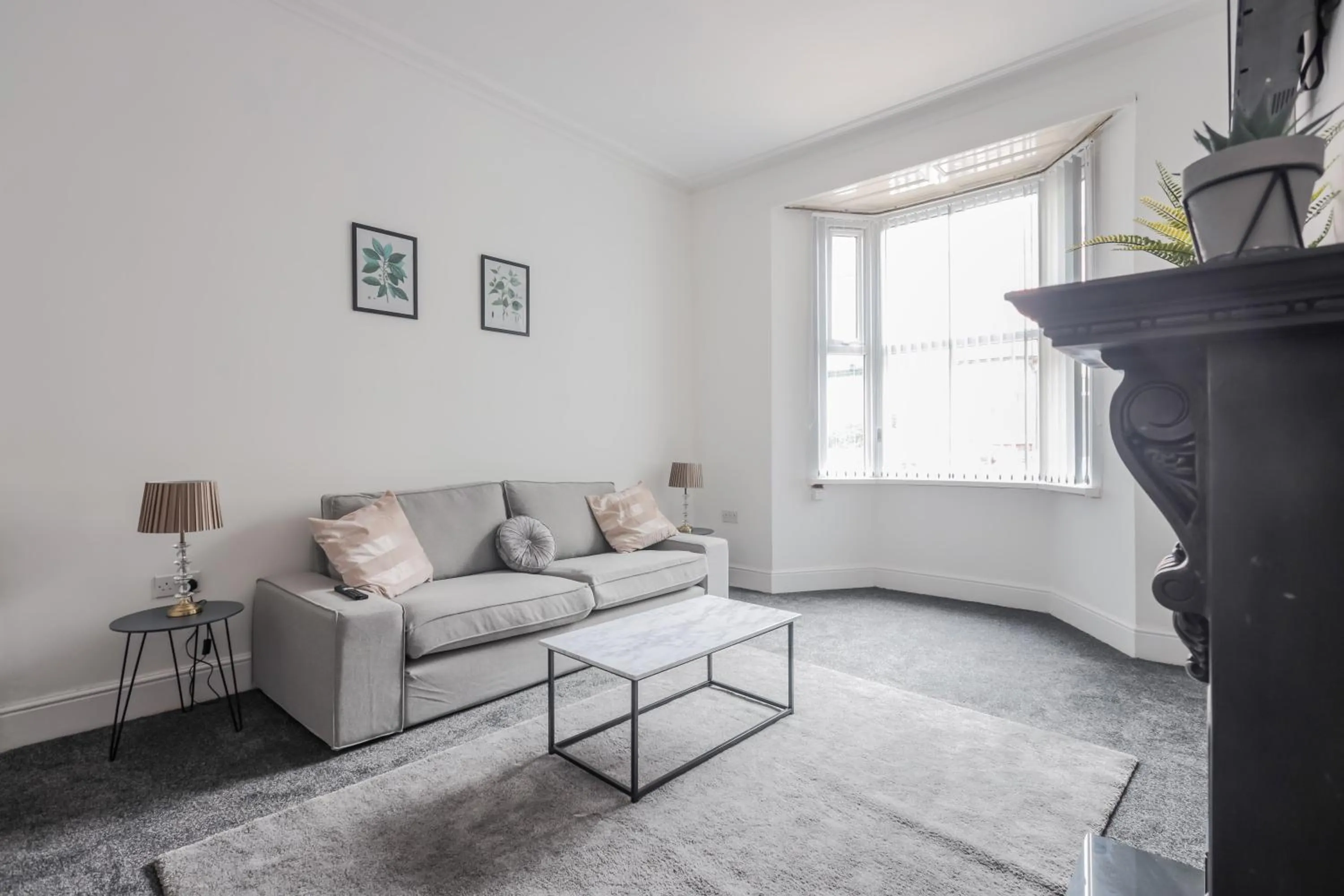 Living room in Spacious 4 Bed House in Birmingham, Suitable for Contractors