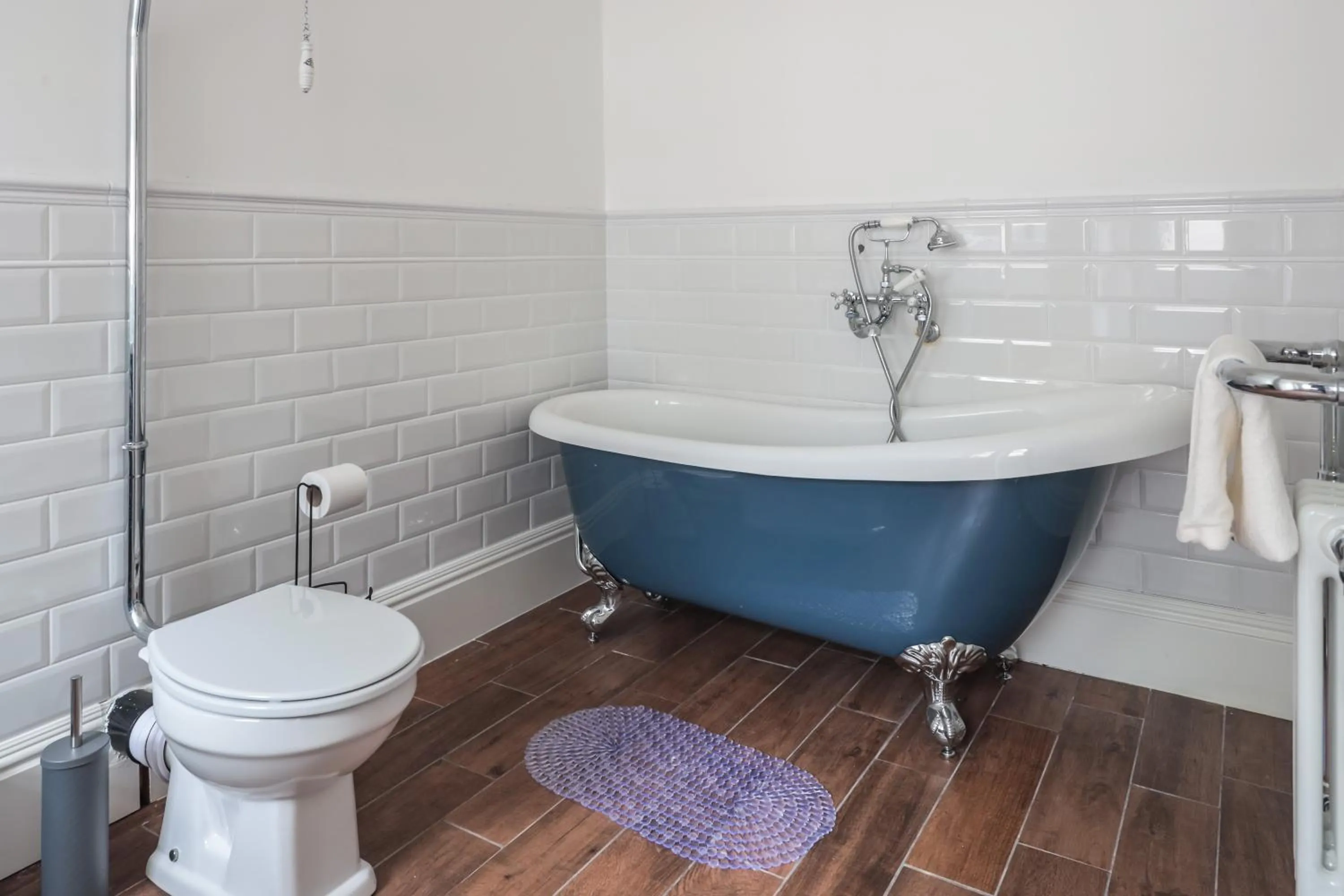 Bathroom in Spacious 4 Bed House in Birmingham, Suitable for Contractors