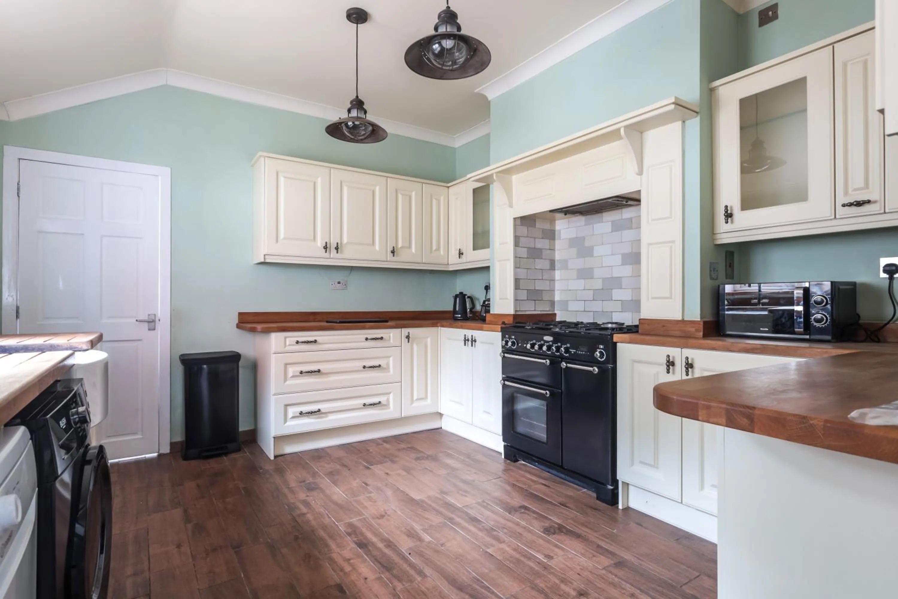Kitchen or kitchenette in Spacious 4 Bed House in Birmingham, Suitable for Contractors