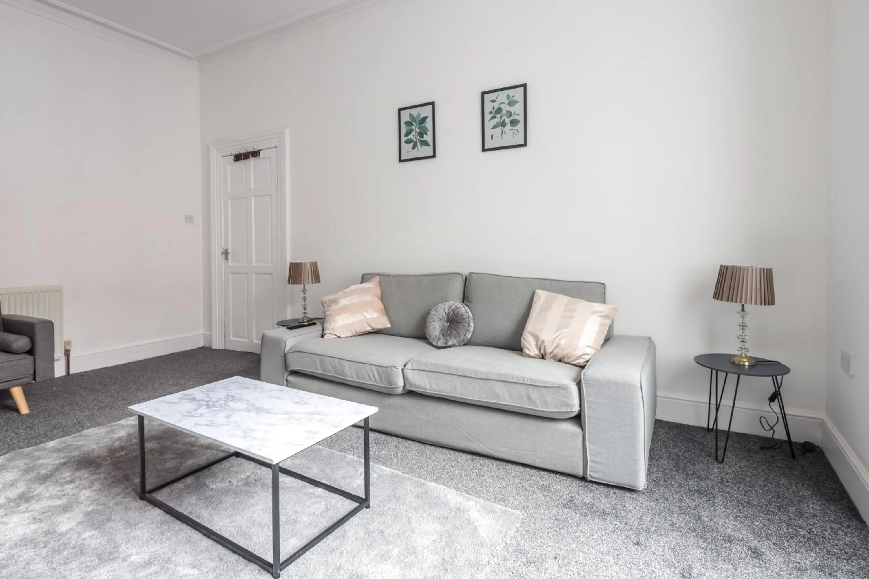 Living room in Spacious 4 Bed House in Birmingham, Suitable for Contractors