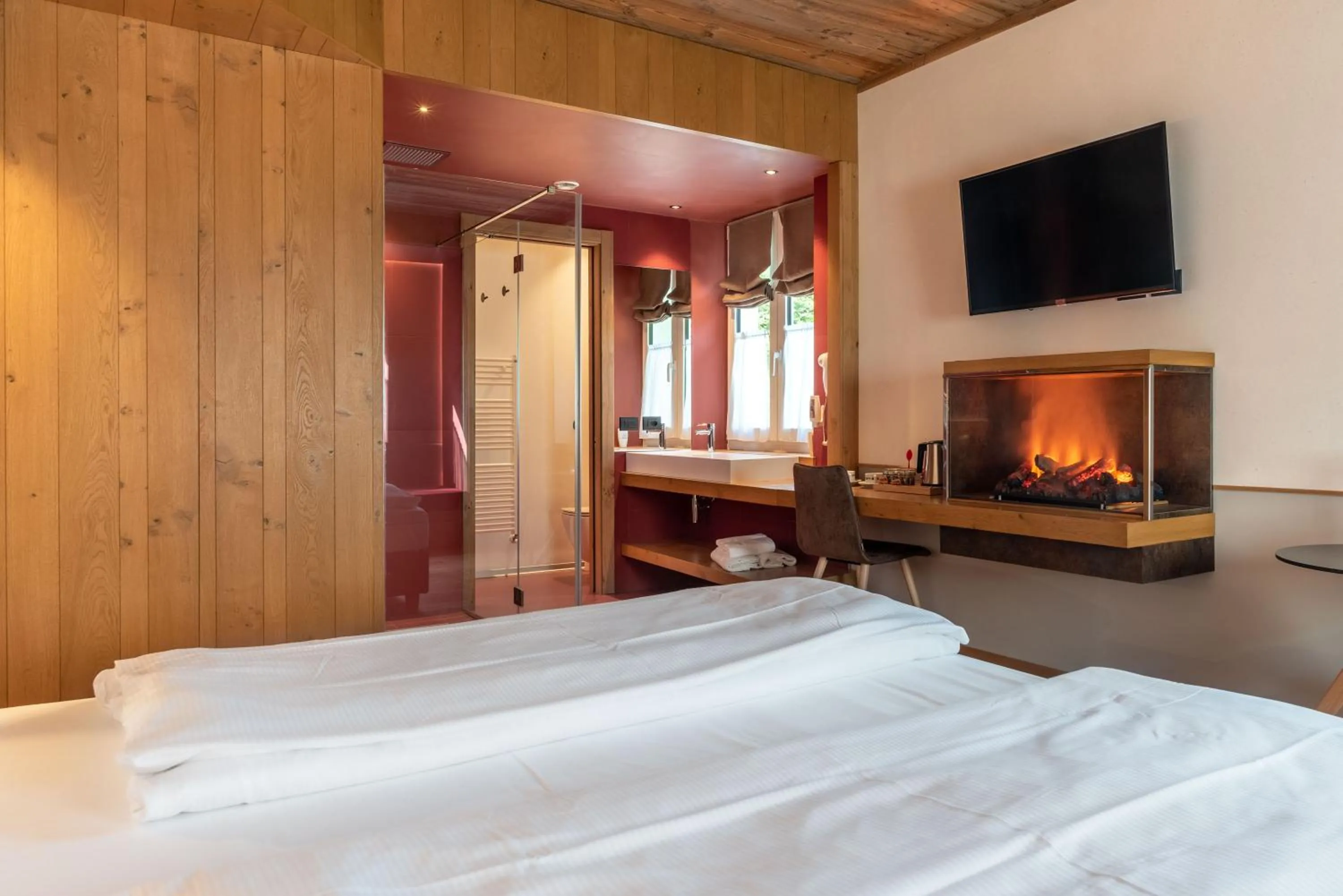 Shower, Bed in Good Life Hotel Garden - Private Spa and Pool