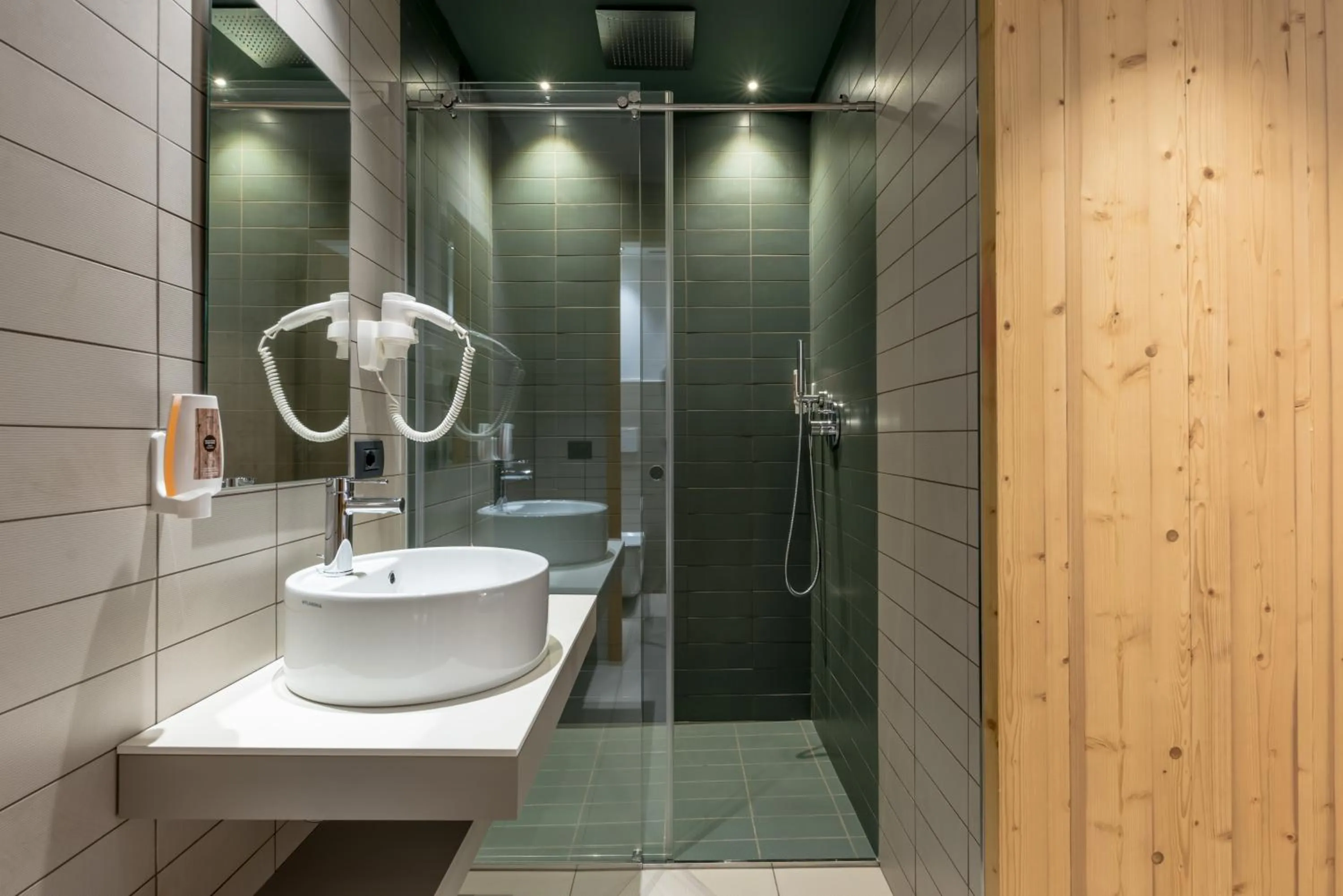 Shower in Good Life Hotel Garden - Private Spa and Pool