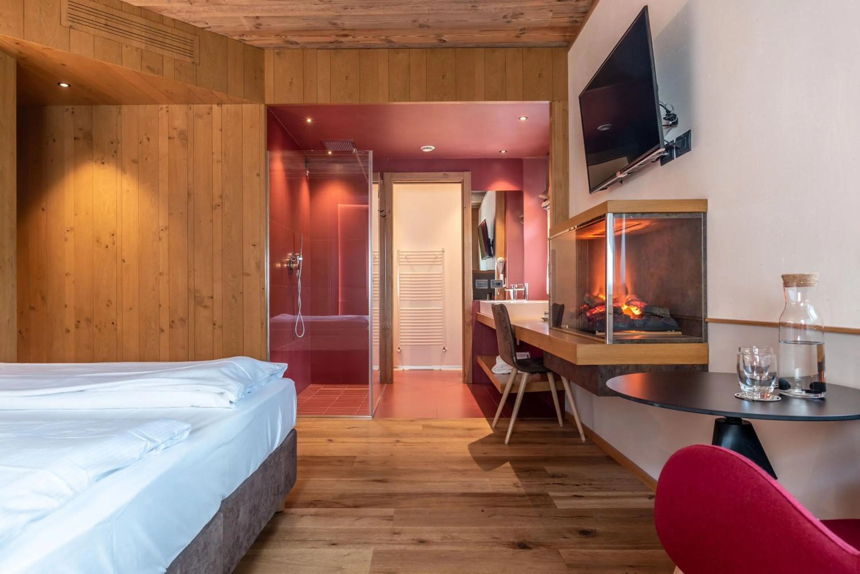 Shower, Bed in Good Life Hotel Garden - Private Spa and Pool