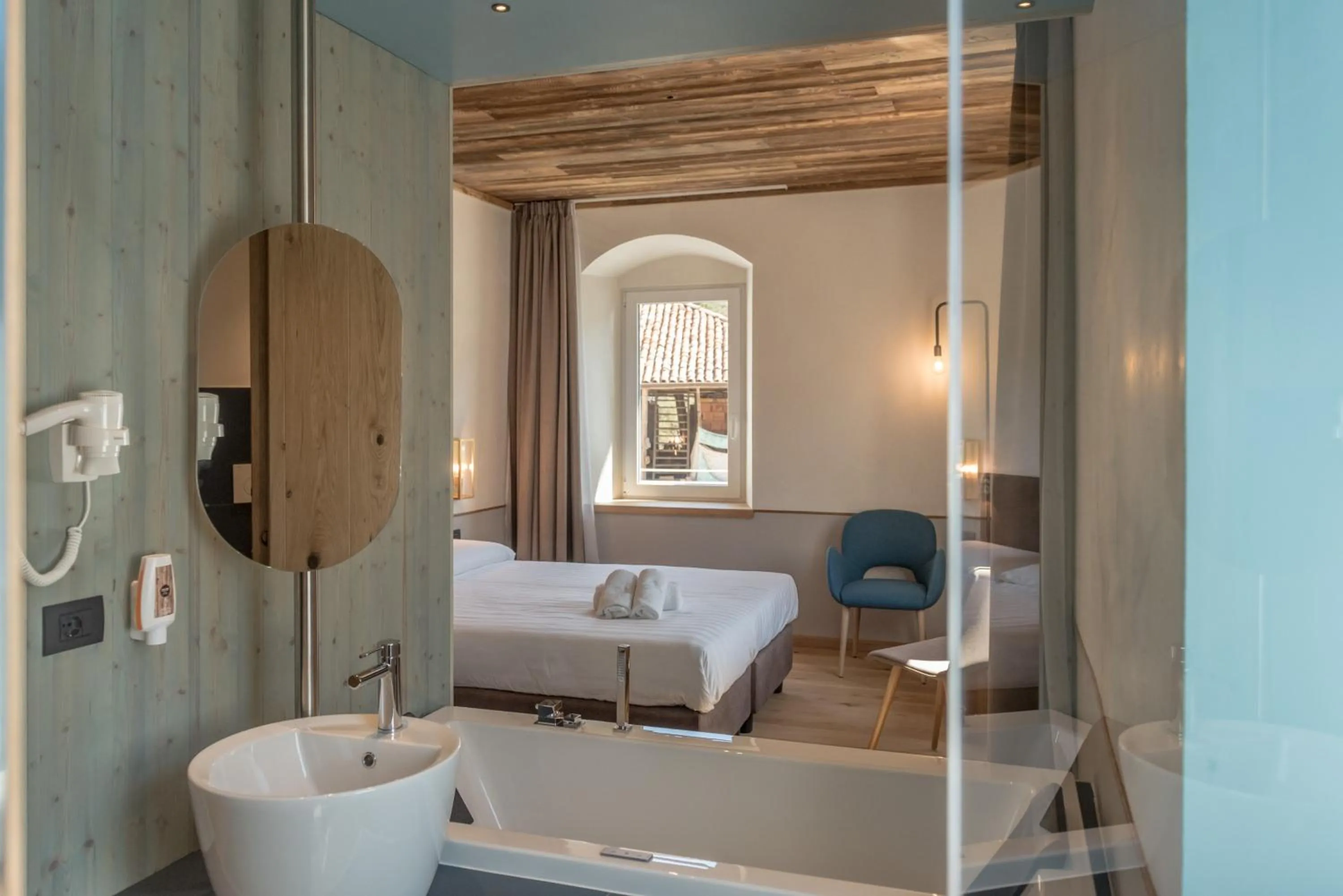 Bathroom, Bed in Good Life Hotel Garden - Private Spa and Pool