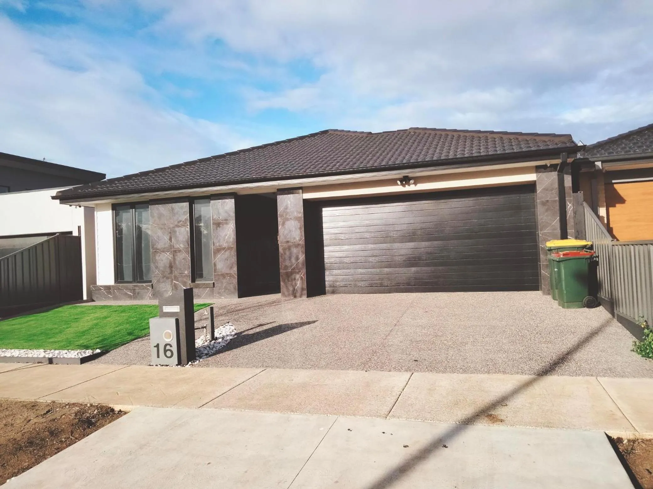 Modern and cosey 4 bedroom house walk to beach