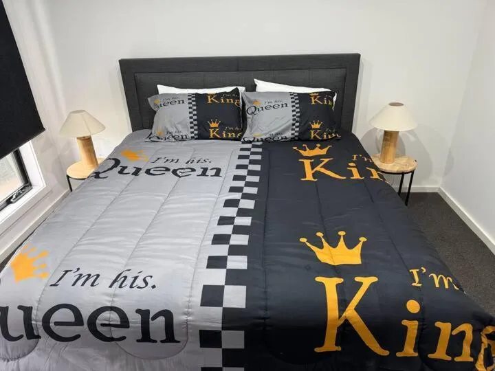 Modern and cosey 4 bedroom house walk to beach