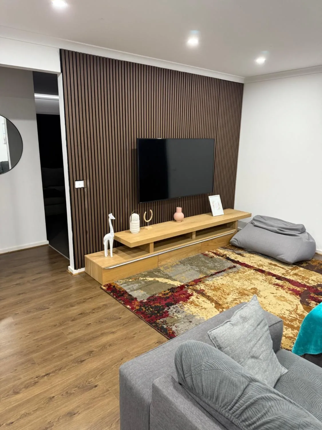 Modern and cosey 4 bedroom house walk to beach