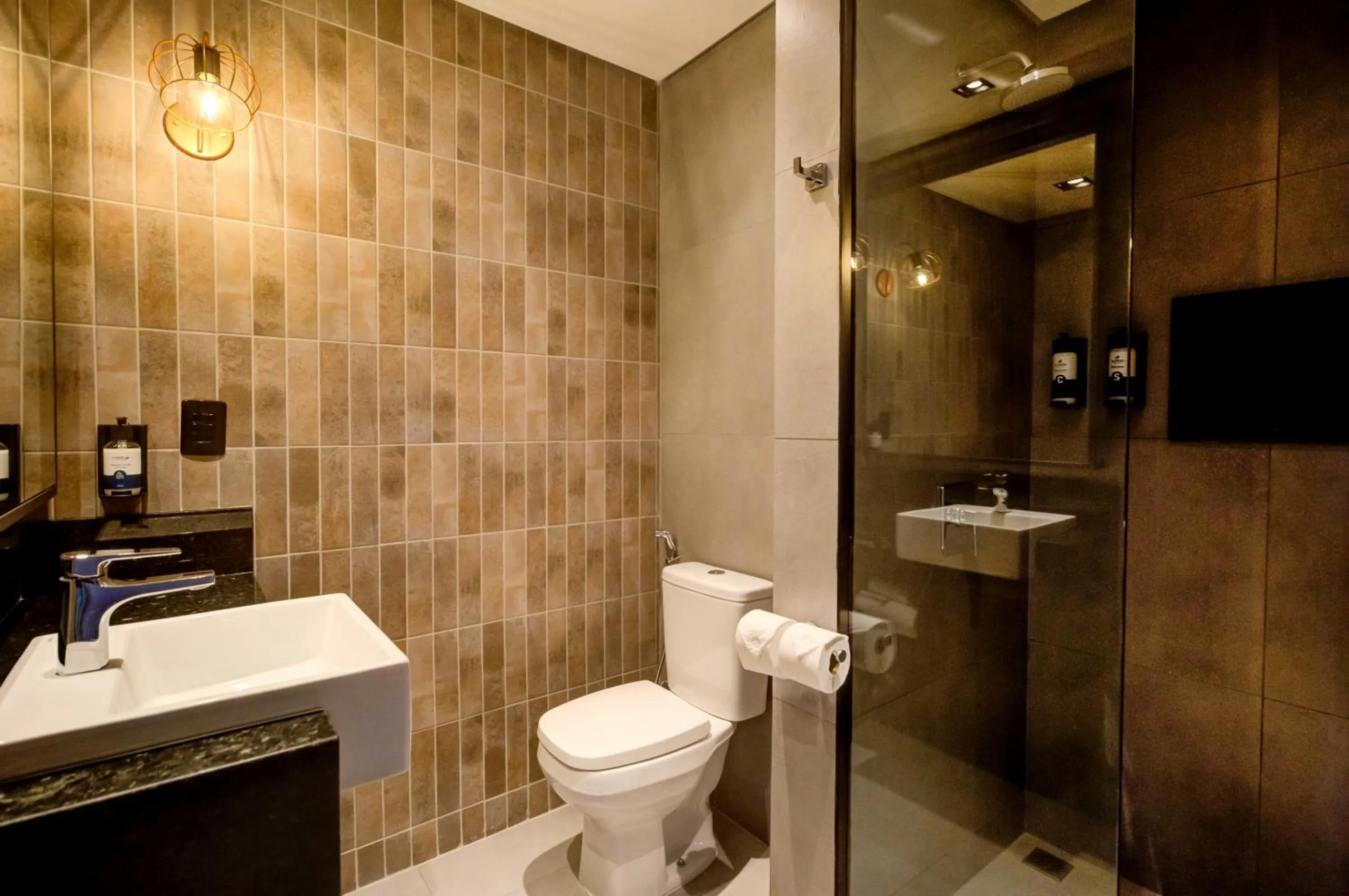 Toilet in Slaviero Ponta Grossa