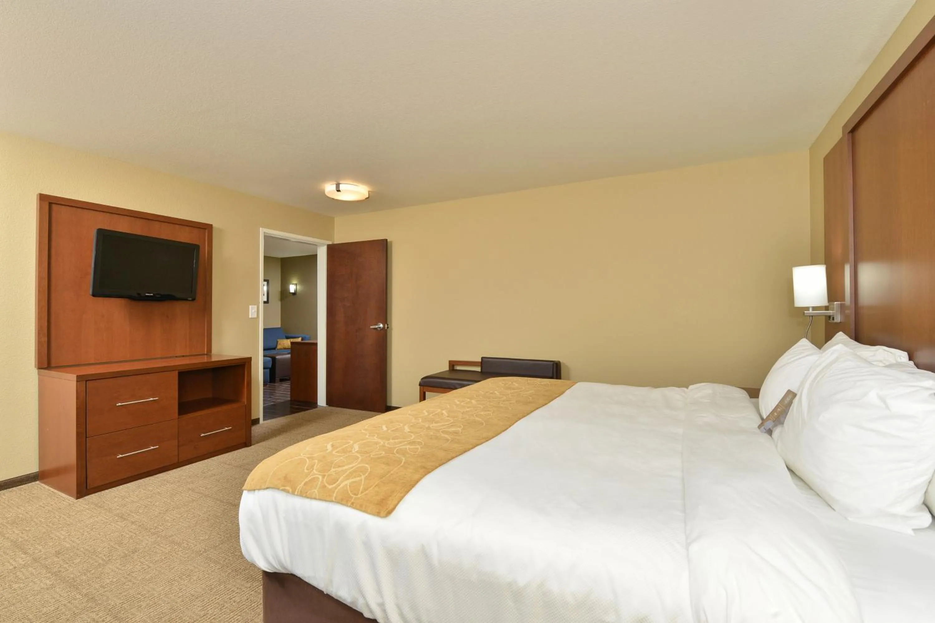 Bedroom, Bed in Comfort Suites Minot South