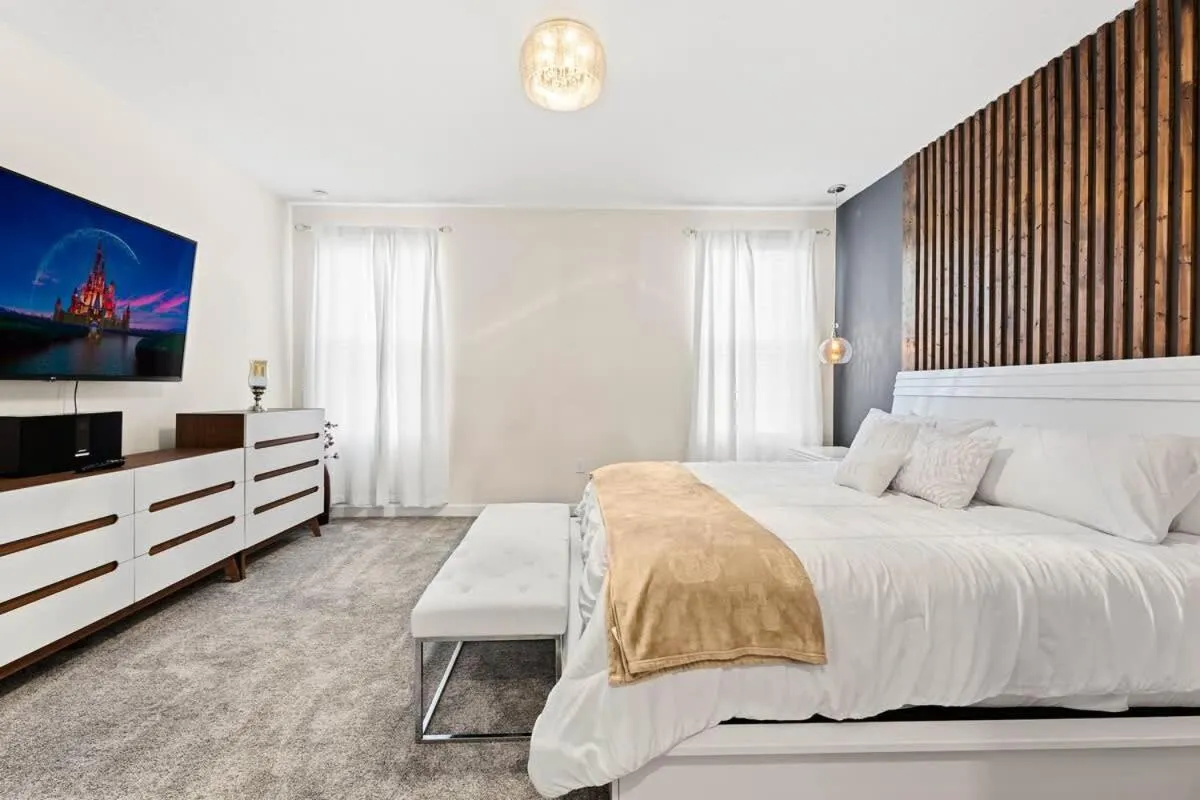 Bed in Sophisticated 6BR at Storey Lake SL2766