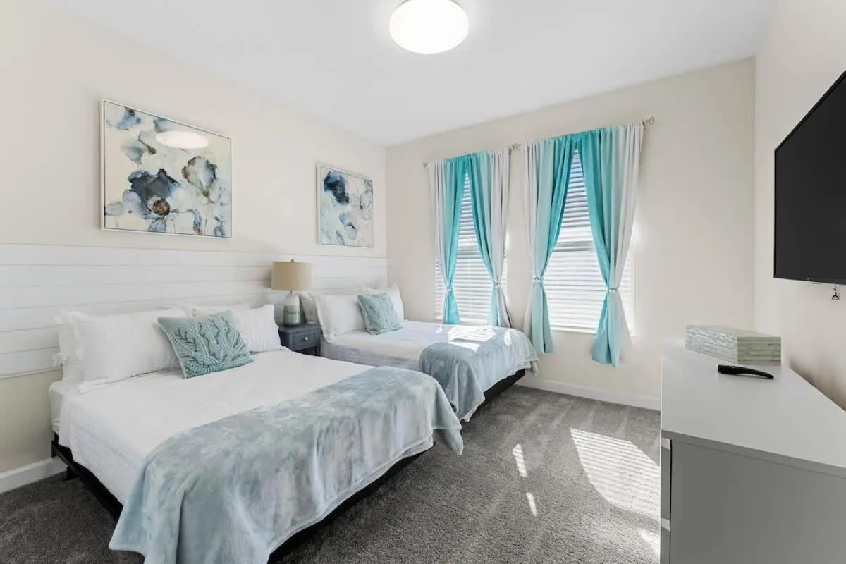 Bed in Sophisticated 6BR at Storey Lake SL2766