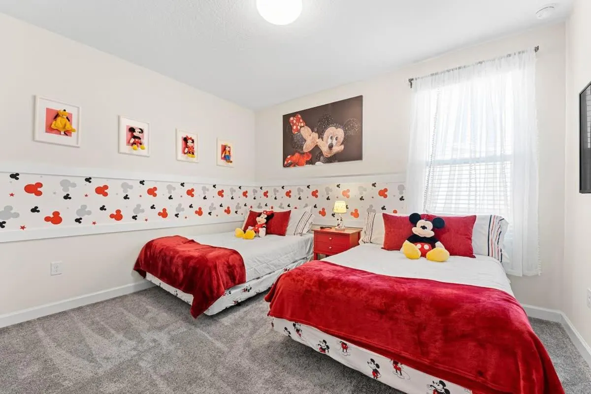 Bed in Sophisticated 6BR at Storey Lake SL2766