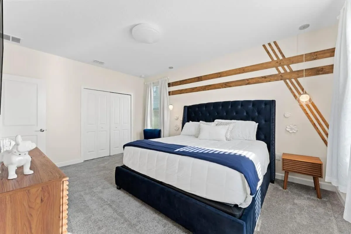 Bed in Sophisticated 6BR at Storey Lake SL2766